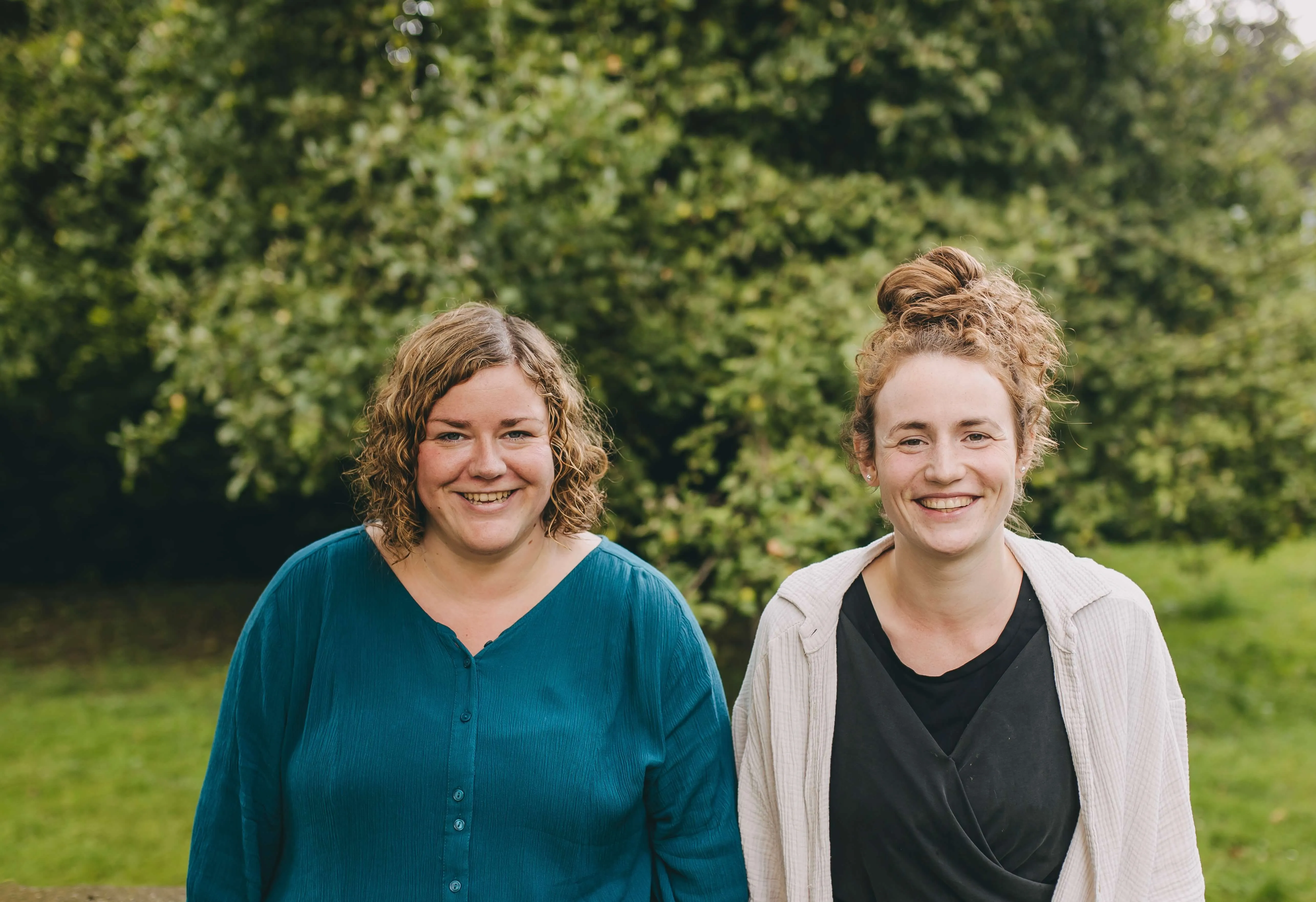 Portraitfoto von Rebekka Gohla und Ilka Tran Anh in einem grünen Park